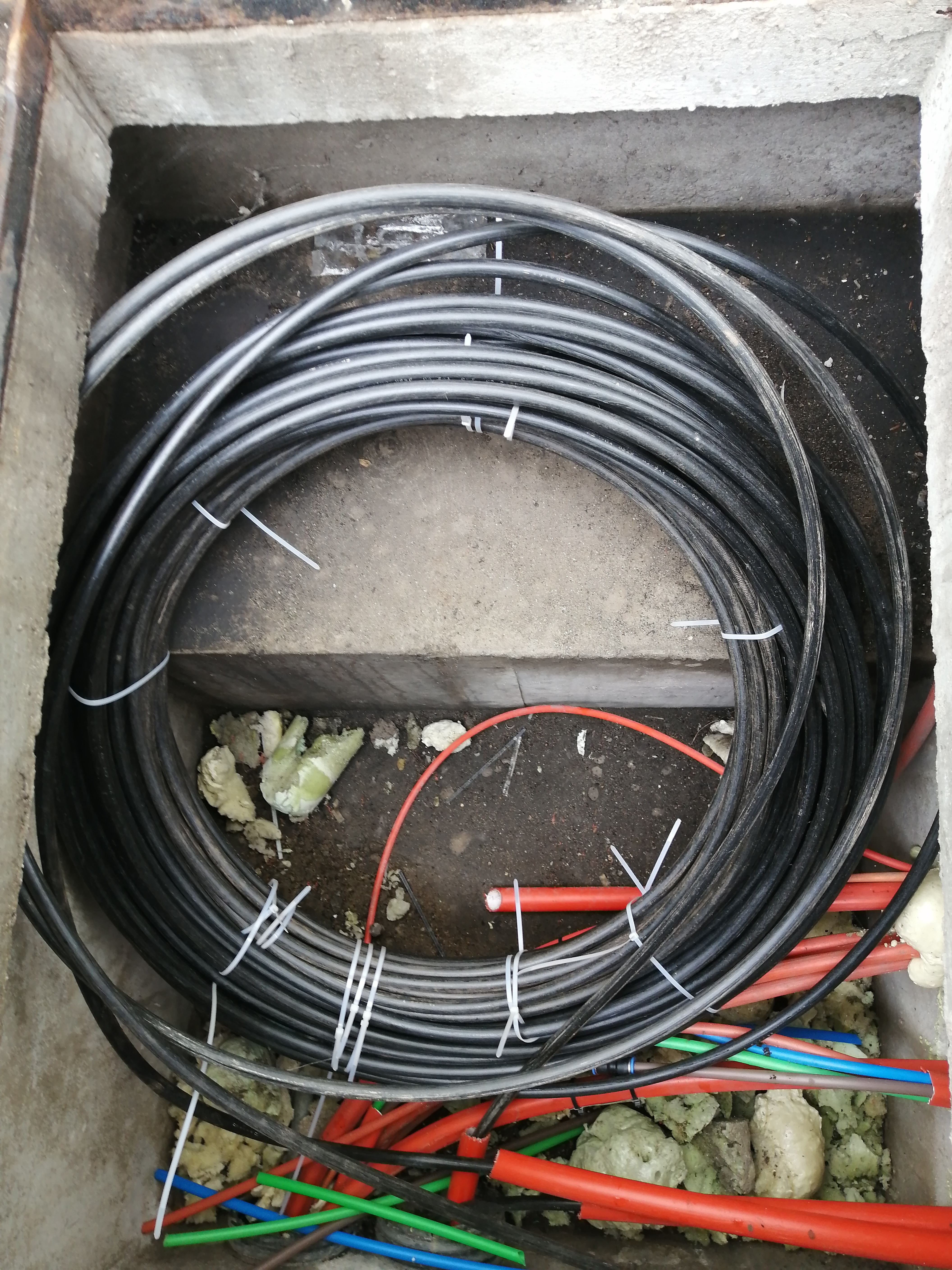 Underground fibre vault with conduits
